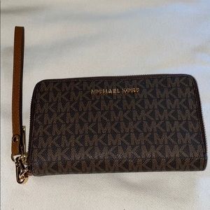 Michael Kors Jet Set Zip around wrist wallet